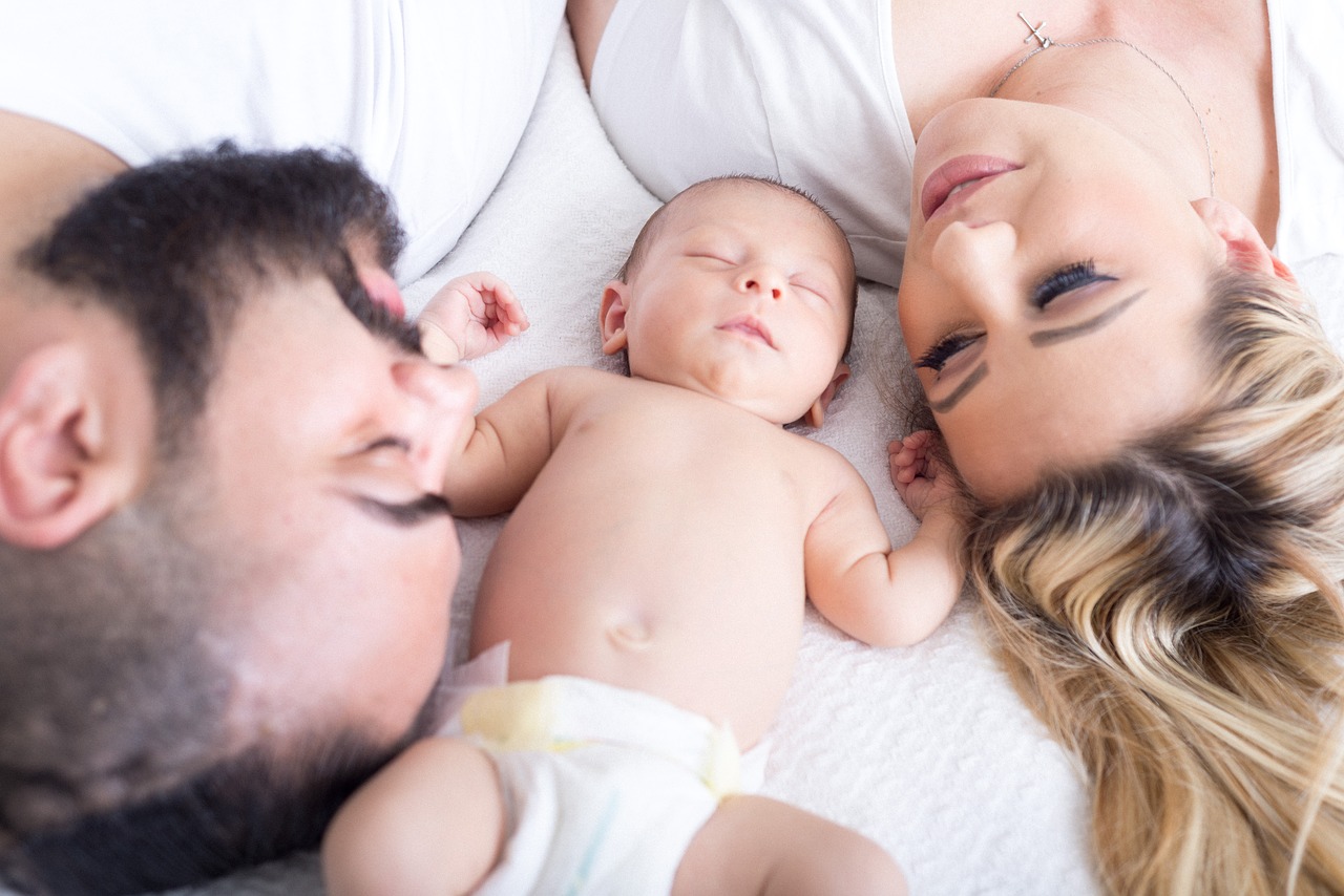 Do tří let dítěte budete v ordinaci pediatra pomalu častěji než doma. Co všechno vás na pravidelných prohlídkách čeká?