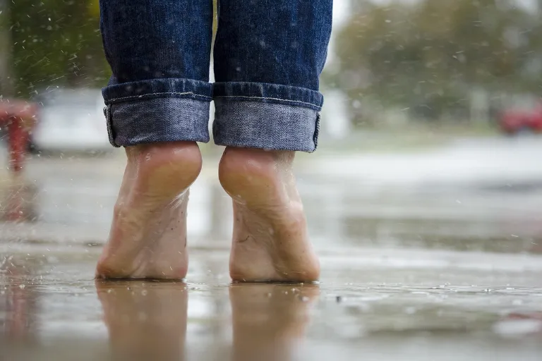 Bolí vás pata? Příznaky patní ostruhy a&nbsp;účinné masáže pro úlevu